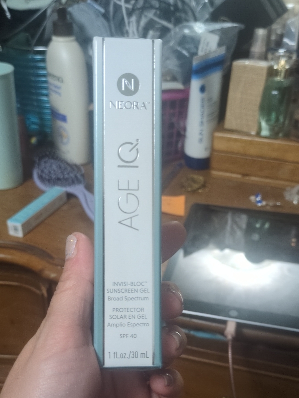 Neora Age IQ Invisi-Bloc Sunscreen Gel SPF 40 — White and Light Blue